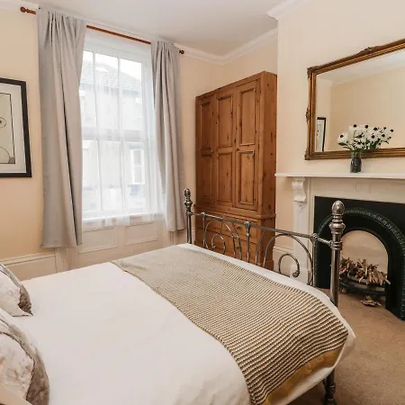 Flat 4 *
