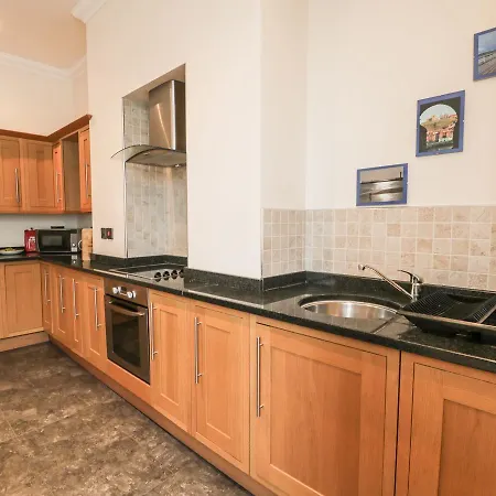 Flat 4 Apartment *
